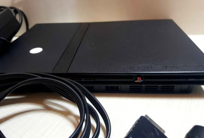 Lushnje, shes PS2. me dy dorezat. me kart 68mb dhe me te gjithe kabllet perkates. 30 mij lek te vjetra