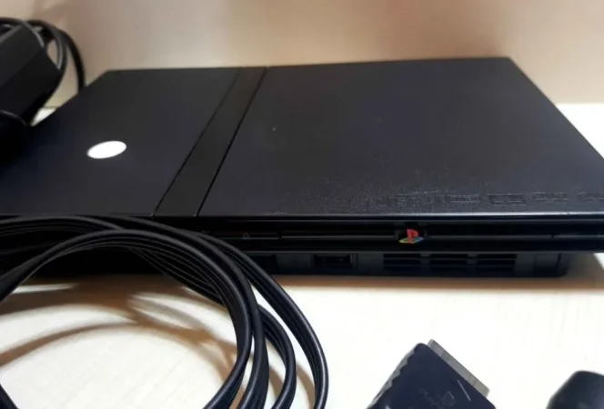 Lushnje, shes PS2. me dy dorezat. me kart 68mb dhe me te gjithe kabllet perkates. 30 mij lek te vjetra