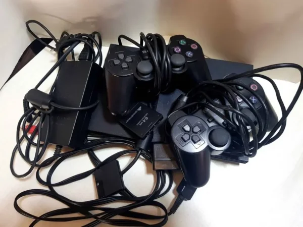 Lushnje, shes PS2. me dy dorezat. me kart 68mb dhe me te gjithe kabllet perkates. 30 mij lek te vjetra