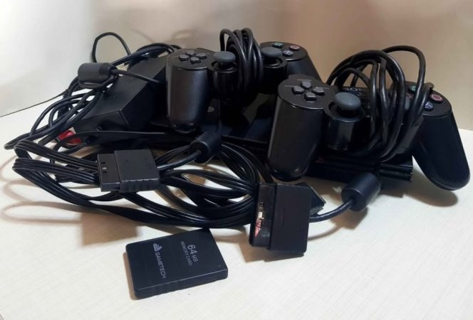 Lushnje, shes PS2. me dy dorezat. me kart 68mb dhe me te gjithe kabllet perkates. 30 mij lek te vjetra