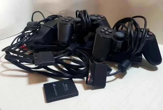 Lushnje, shes PS2. me dy dorezat. me kart 68mb dhe me te gjithe kabllet perkates. 30 mij lek te vjetra