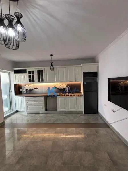 Tirane, jap me qera apartament 2+1+Ballkon Kati 3, 80 m² 800 € (afer BKT)