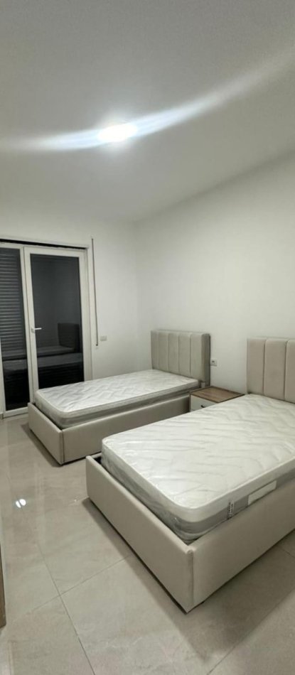 Tirane, jepet me qera apartament 2+1+ Garazh Kati 3, Çmimi 600 € në PASKUQAN Tiranë