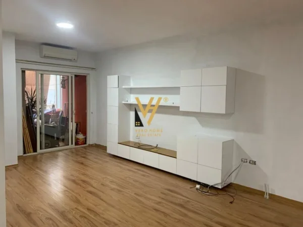 Tirane, jepet me qera apartament 2+1+Ballkon Kati 3, 86 m² 600 € (YZBERISHT)