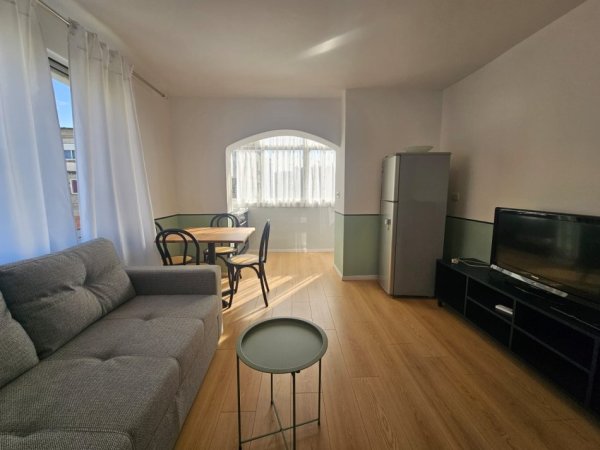 Tirane, jepet me qera apartament 1+1 Kati 4, 655 m² 500 € (Vasil Shanto)