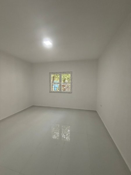 Tirane, jepet me qera 2+1 Kati 1, 98 m²
