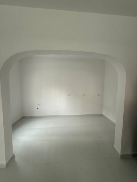 Tirane, jepet me qera 2+1 Kati 1, 98 m²