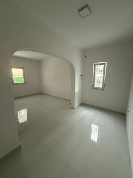 Tirane, jepet me qera 2+1 Kati 1, 98 m²