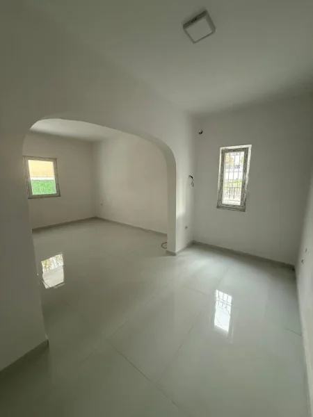 Tirane, jepet me qera 2+1 Kati 1, 98 m²