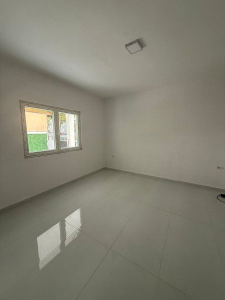 Tirane, jepet me qera 2+1 Kati 1, 98 m²