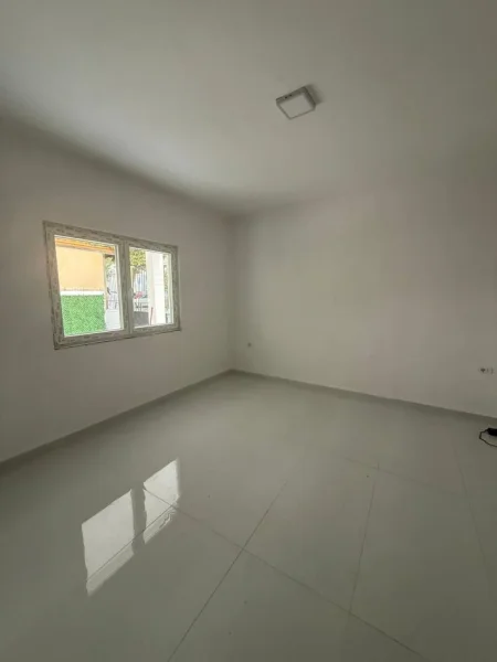 Tirane, jepet me qera 2+1 Kati 1, 98 m²