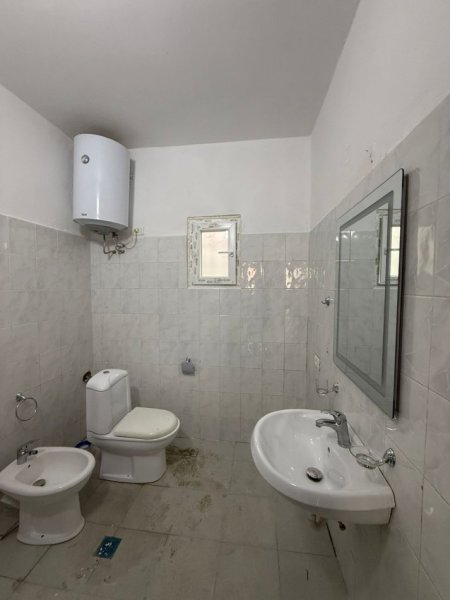 Tirane, jepet me qera 2+1 Kati 1, 98 m²