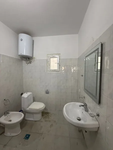 Tirane, jepet me qera 2+1 Kati 1, 98 m²
