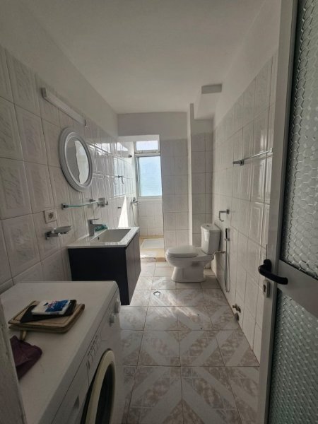 Tirane, jepet me qera apartament 1+1 Kati 4, 655 m² 500 € (Vasil Shanto)