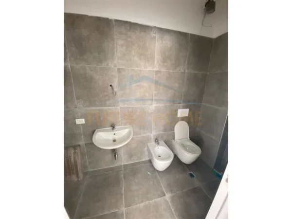 Tirane, jepet me qera ambjent biznesi Kati 0, 50 m² 750 € (Rezidenca Future Home.)