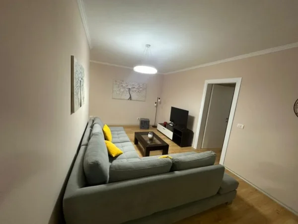 Tirane, jepet me qera apartament 2+1+Aneks+Ballkon Kati 2, 81 m² 650 € (ish fusha e aviacionit)