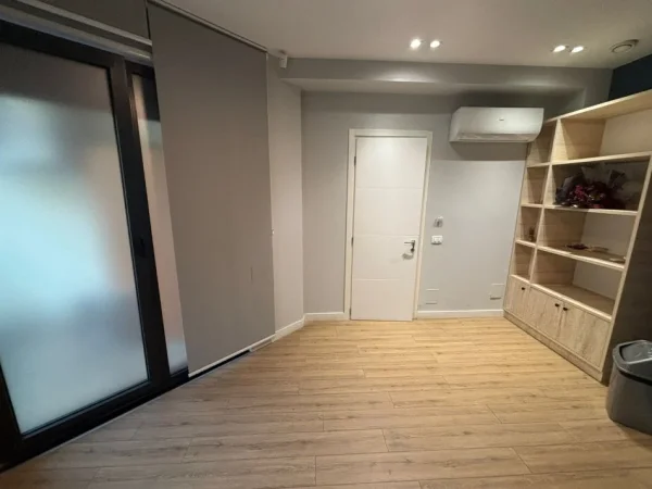 Tirane, jepet me qera zyre Kati 1, 280 m² 3.999 € (Qender)