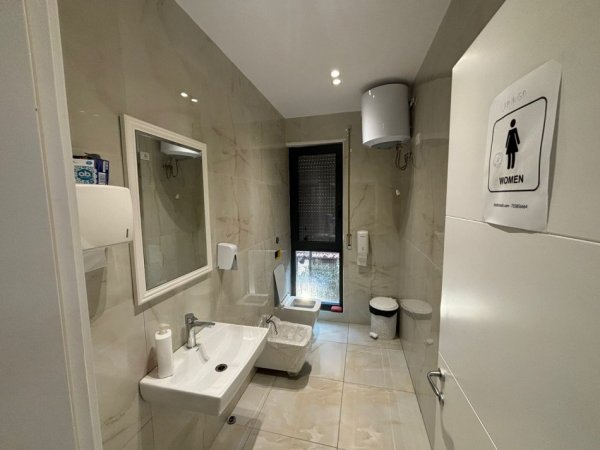 Tirane, jepet me qera zyre Kati 1, 280 m² 3.999 € (Qender)