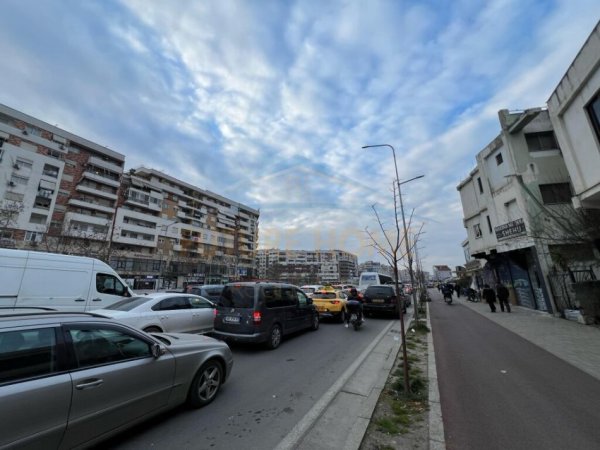 Tirane, jepet me qera dyqan Kati 1, 36 m² 200 € (Unaza e Re.)