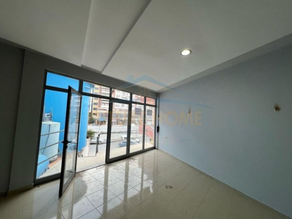 Tirane, jepet me qera dyqan Kati 1, 36 m² 200 € (Unaza e Re.)