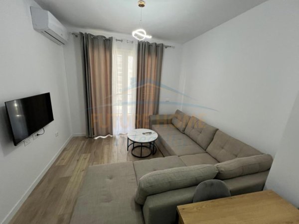 Tirane, jepet me qera apartament 1+1 Kati 2, 400 € (Kompleksi Univers City, Tiranë.)