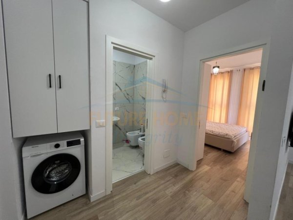 Tirane, jepet me qera apartament 1+1 Kati 2, 400 € (Kompleksi Univers City, Tiranë.)