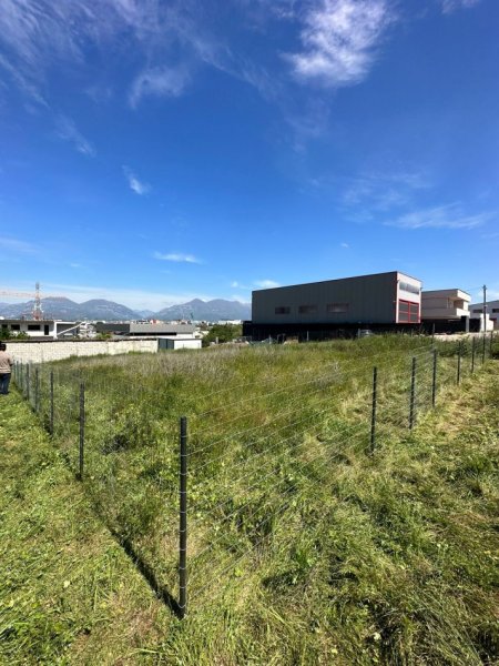 Tirane, jepet me qera toke , 470 m² 
