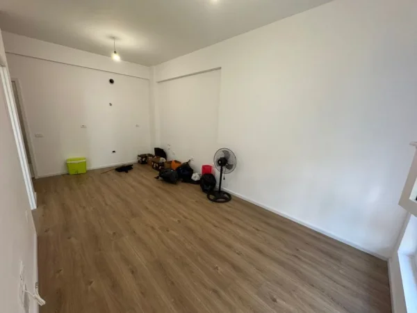 Tirane, jepet me qera apartament 1+1 Kati 1, 250 € 