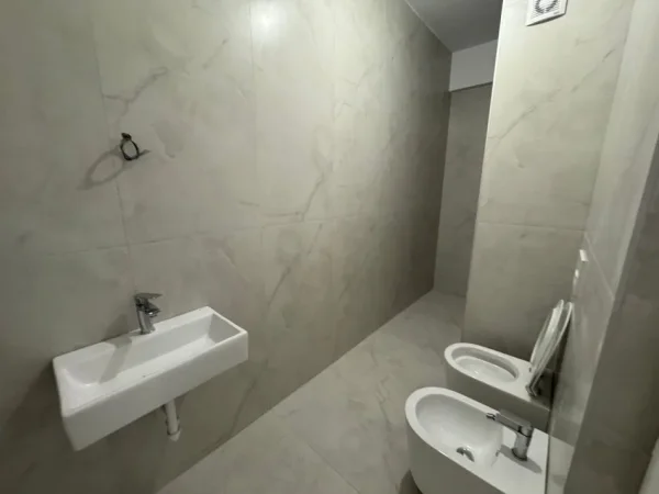 Tirane, jepet me qera apartament 1+1 Kati 1, 250 € 