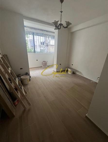 Tirane, jepet me qera zyre Kati 0, 51 m² 600 € (SHESHI WILLSON)