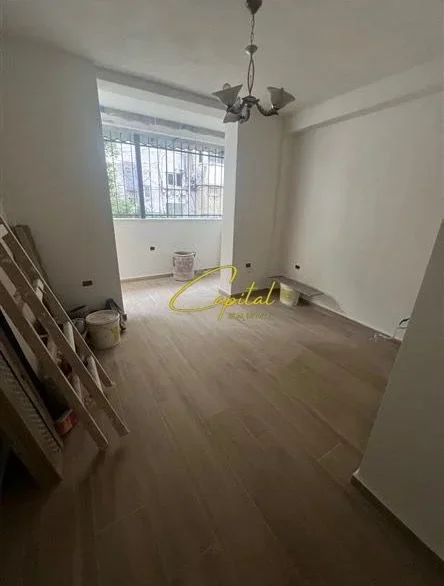 Tirane, jepet me qera zyre Kati 0, 51 m² 600 € (SHESHI WILLSON)
