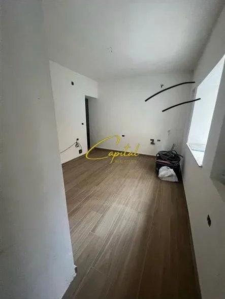 Tirane, jepet me qera zyre Kati 0, 51 m² 600 € (SHESHI WILLSON)