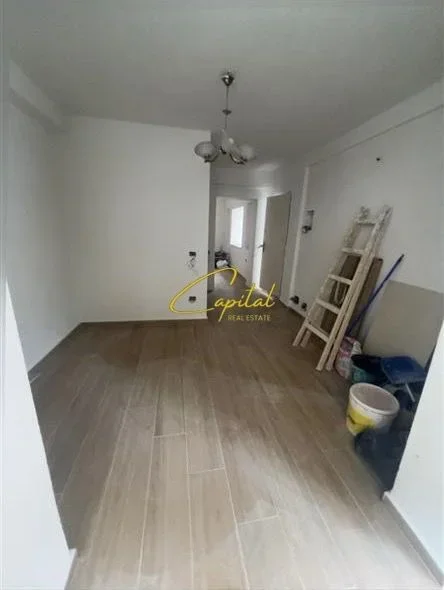 Tirane, jepet me qera zyre Kati 0, 51 m² 600 € (SHESHI WILLSON)
