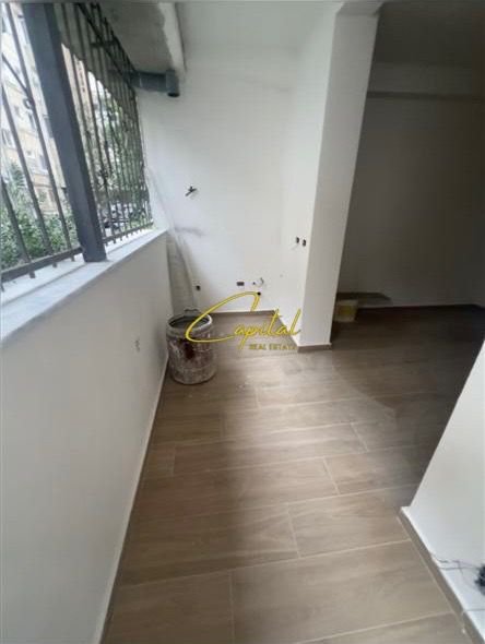 Tirane, jepet me qera zyre Kati 0, 51 m² 600 € (SHESHI WILLSON)