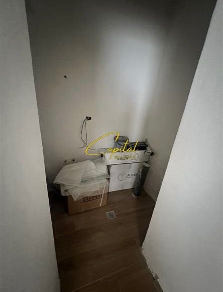 Tirane, jepet me qera zyre Kati 0, 51 m² 600 € (SHESHI WILLSON)