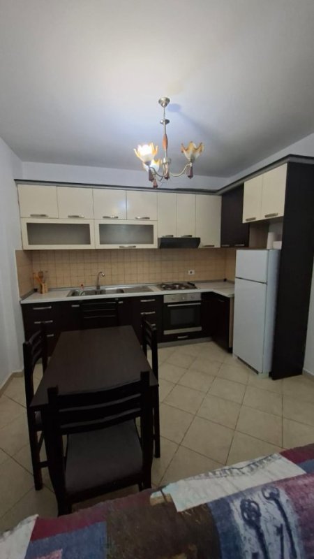 Tirane, jepet me qera apartament 1+1+Ballkon Kati 4, 70 m² 400 € (Rruga 5 maji)