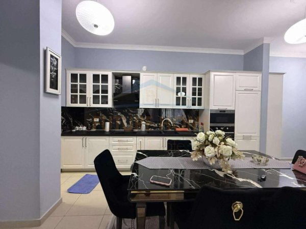 Tirane, jepet me qera apartament 2+1 Kati 1, 108 m² 600 € 