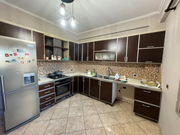 Tirane, shitet 3+1 Kati 3, 157 m² 200.000 € 