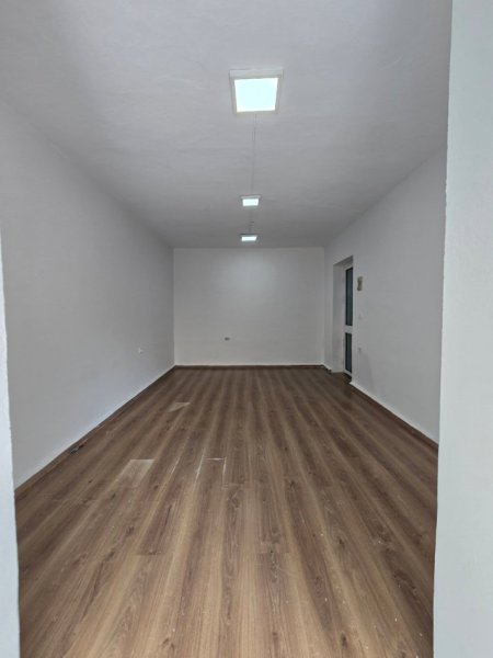 Tirane, jepet me qera ambjent biznesi Kati 0, 30 m² 400 € 