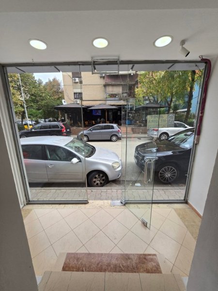 Tirane, jepet me qera ambjent biznesi Kati 0, 30 m² 400 € 