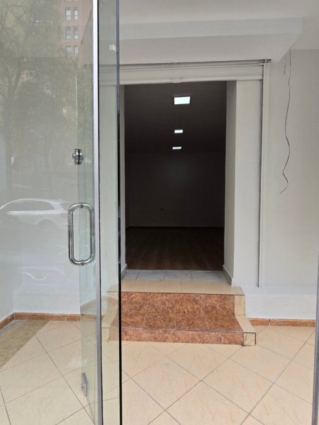Tirane, jepet me qera ambjent biznesi Kati 0, 30 m² 400 € 