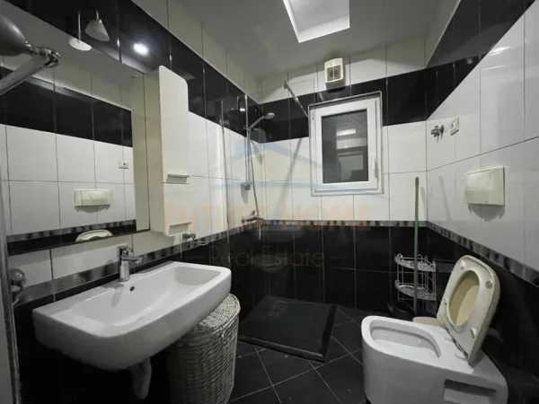 Tirane, jepet me qera apartament 2+1 Kati 6, 117 m² 600 € (UNAZA E RE)