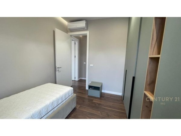 Tirane, jepet me qera apartament 3+1+Ballkon Kati 5, 161 m² 2.000 € (Rruga e Kavajes)
