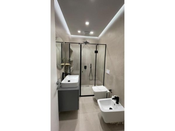 Tirane, jepet me qera apartament 3+1+Ballkon Kati 5, 161 m² 2.000 € (Rruga e Kavajes)