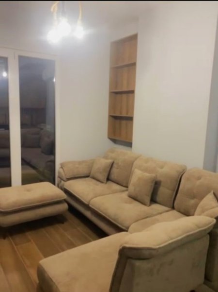 Tirane, jepet me qera apartament 1+1+Ballkon Kati 3, 70 m² 800 € (Shkolla Kuqe/Rruga Faik Ternova)