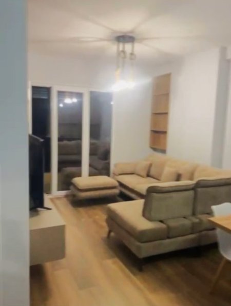 Tirane, jepet me qera apartament 1+1+Ballkon Kati 3, 70 m² 800 € (Shkolla Kuqe/Rruga Faik Ternova)