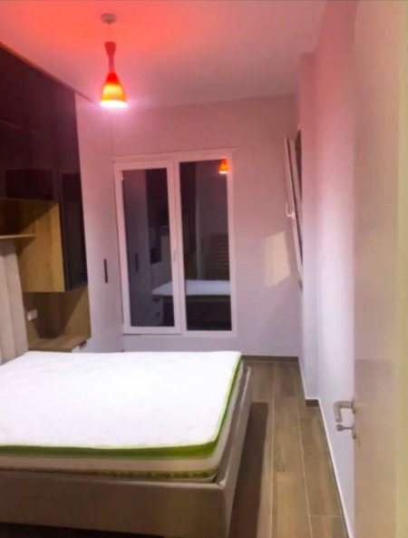 Tirane, jepet me qera apartament 1+1+Ballkon Kati 3, 70 m² 800 € (Shkolla Kuqe/Rruga Faik Ternova)
