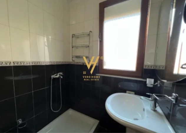 Tirane, jepet me qera apartament 2+1+Ballkon Kati 5, 117 m² 600 € (KODRA E DIELLIT)