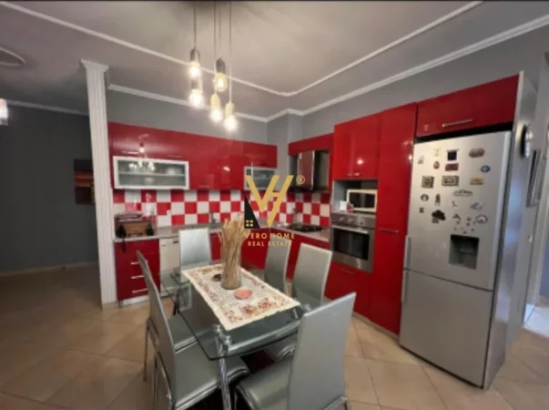 Tirane, jepet me qera apartament 2+1+Ballkon Kati 5, 117 m² 600 € (KODRA E DIELLIT)