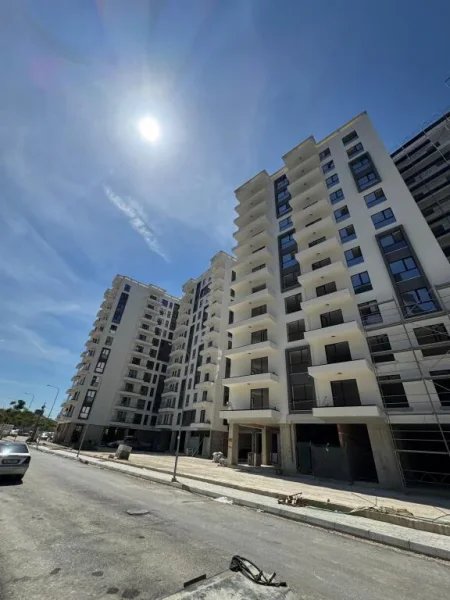 Tirane, shitet apartament 1+1 , 80 m² 126.500 € (fusha aviacionit)